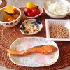 焼き鮭、納豆、かぼちゃ、ミニトマト。