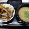 牛カツと牛焼肉の合い盛り丼。かつや