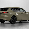 「CX-60 XD-HYBRID Trekker（ジルコンサンドメタリック）」の実車画像。