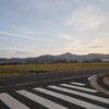 貫山と飛行機雲、海岸線からみる北九州空港、