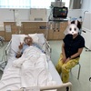 ICUでピース、93歳父
