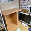 カラーボックスを机の上に置いてみる（書類仮置きスペース確保のために）