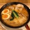 【今週のラーメン４２８８】 ワンタンメンの満月 三鷹店 （東京・三鷹） スタミナワンタンメン こってり ＋ 煮玉子 ＋ ネギ　〜穏やか旨味にピリ辛刺激！脂と葱で味の遊び心満喫！妙にやみつきハマるよ・・・マイルド刺激ワンタン麺！