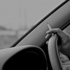 「クルマでの喫煙」タバコの煙が車内にこもりにくい窓の開け方