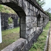 旧高烏砲台兵舎跡、高烏公園に残っています。