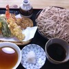 早いお昼は人気のない蕎麦屋