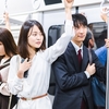 満員電車のなかでスマホの業務使用