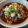 「赤くて狭いアジアの食堂usagi」の牛肉麺と焼売セット！