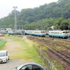 徳島中央公園の歩道橋から車両基地を望む