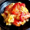 ふわとろ卵とトマトの炒め物ニンニク風味＜おうちごはんレシピ＞