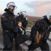 警察に連行されるグレタ：過激化する環境活動