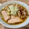 【今週のラーメン５１９１】くじら食堂 nonowa東小金井店（東京・東小金井）［限定］肉増し煮干ラーメン ＋ 辛ねぎ　〜ライトなれど煮干旨味芳醇！無かん水麺の風合いとベストマッチ！素朴で上品煮干麺！