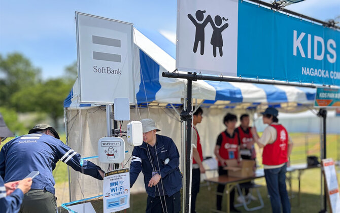 5Gのミリ波を “反射” して通信エリアを拡大。イベント会場で「反射板」の効果を検証