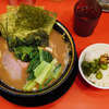 家系ラーメン大輝家 日吉店 - フォロワーサービス「小松菜」。ご飯を多く食べたいがために「味濃いめ」ではなく、逆に「味薄め/脂少なめ」と言うように引いてみる。結果重苦しくならずにスマートにいっぱい食べられる（4杯）。年相応に身の程を理解して引き算で攻めることを覚えて満腹満足。