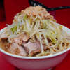 ラーメン二郎 生田駅前店 - 各パーツ微調整なカスタム部分も含めて全て自分好みに。アブラとカラメはヤサイ量に対して配合具合が完璧。カタメ仕様の麺は、軽快な口当たりとほのかな甘みがあって、もはやスイーツ。豚は一つが珍しく繊維系のしっかりと味染みゴロッと端豚。薄味油抜きスープの濃さも完璧。