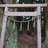 神聖な磐座と静かな水辺