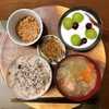 今日の朝食ワンプレート、雑穀ごはん、豚汁、小粒納豆、果物ヨーグルト