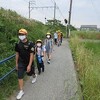 登校の風景：曇り空で少し涼しく