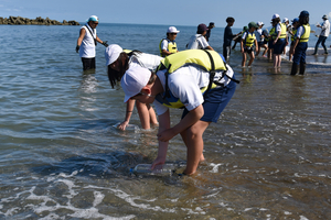 長野の小学生が上越市の谷浜海岸で海水くむ　「塩おにぎり」の天然塩作り挑戦