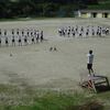 青空のもと運動会の練習です