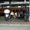 岡山駅のホームで国鉄115系電車湘南色と
