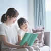 【育児あるある】絵本を何度も読まされる理由とは？子どもの心理＆親の向き合い方
