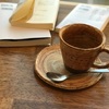 お気に入りのカフェで本を読む。