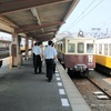 3番ホームに到着するレトロ電車