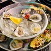 マートルビーチ ゴルフ合宿初日の夕食。小さな雰囲気の良い街にあるShuckin’ Shack Oyseter Barでのんびりと生牡蠣を堪能しました。