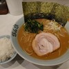 金沢駅西にあるラーメン屋さん。金沢市西念のらーめんかんかで、らーめん大盛＋半ライス。