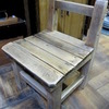 古い子供用の椅子　レトロでシャビーな古い木の椅子