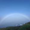 白虹は かなしからずや 空の青 海の霧にも染まず漂う