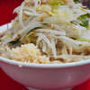 ラーメン二郎 生田駅前店 - 薄味油抜きスープは、少しほろ苦さや香ばしさをはらみ、そのブラックな色合いと苦味の感じ的に、デカフェコーヒーを彷彿。これが改めて絶妙に自分にしっくり馴染む。狙いを澄ませて求めていた一杯を食べた時の完全一致な感じ。シンクロ率100%。