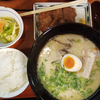 博多駅構内のデイトスで、牛タン・ラーメンセットをいただきました。『まるうま博多デイトス店』さんです。800円