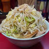 ラーメン二郎 中山駅前店 - ゼリー脂の端豚、薄手固めの＠豚、とろっと柔らか豚トロ豚、味染みしっかりほぐし豚、四者四様で豪華なバラエティ豚パック。しかし前回同様、徐々にスープが重くなって行く。考察の余地ありか。また新たなブログ読者さん遭遇にびっくり。改めてこのブログについて。