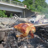 私はTwitterでも何度か絡みがある、この方の動画を見て鶏の丸焼きを海でやりたくなったのです。