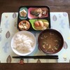 野菜炒めと具だくさん味噌汁