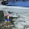 凍った湖にダイブ in 精進湖キャンピングコテージ