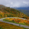 鳥海山紅葉の中を走る