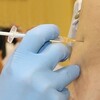 茨城県常総市ワクチン接種で、使用済みの注射器を施設職員に刺す
