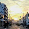 「茜空に春の訪れを感じる朝 安全運転を心がけて」