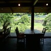 【染と茶】風景と建物の調和も楽しみたい広島屈指の人気店はランチにカフェにと使い勝手の良さも魅力(安佐北区亀山)