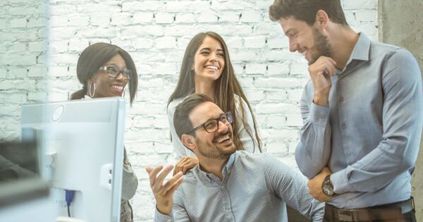 職場で「圧倒的に好かれる人」3つの習慣。“能力は高くても人間関係でつまずく人” とどう違う？