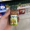 ベトナムのスーパーで調味料を選ぶ