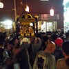 阿佐ヶ谷神明宮の例大祭でバリ気分で餅拾う