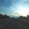 上空を旋回するヘリコプターと東名高速の事故