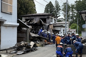 上越市大貫3で住宅火災　複数棟に延焼もけが人なし