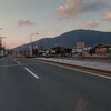 スタッフと別れ、夕暮れの足立山をみながら、