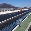 F-1マシンが高速道路