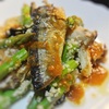 秋刀魚と野菜のクスクス入りサラダ、マーラージャン風味